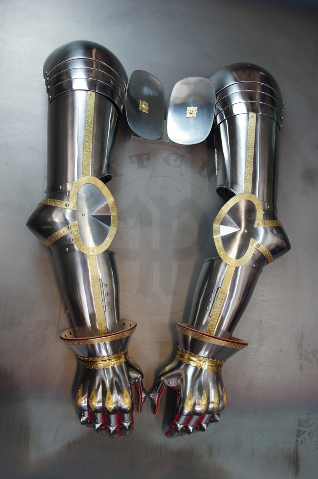 Osony rk w stylu angielskim z okresu bitwy pod Agincourt skadajce si z narczakw ze zintegrowanymi naramiennikami oraz rkawic klepsydrowych. Wykonane ze stali redniowglowej, hartowane i odpuszczane do 42 HRC. Mosine listwy dekoracyjne z motywem wzorowanym na hemie turniejowym Henryka V./Arm harness in english style for battle of Agincourt period consist of vambraces with integral spaulders and hourglass gauntlets. Made from medium carbon steel, heat hardened and tempered up to 42 HRC. Brass bands decoration motive based on example visible on Henry V tournament helm.